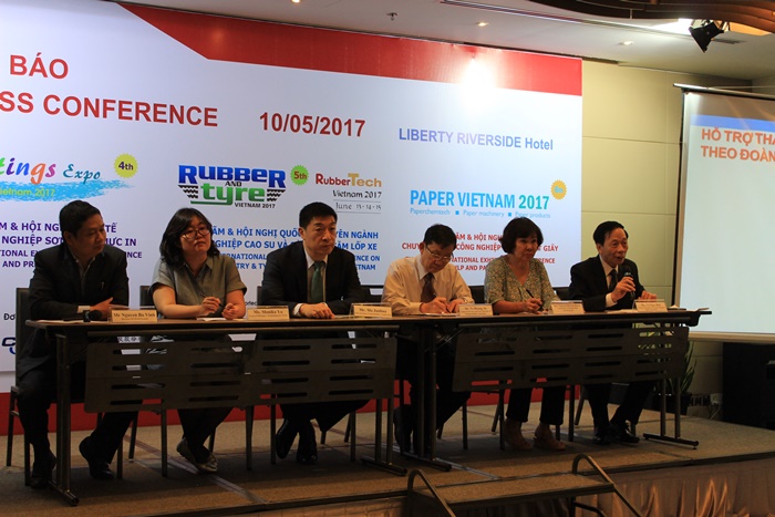 Ông Vũ Ngọc Bảo chia sẻ về việc lần đầu tiên, Việt Nam đã xuất khẩu giấy bao bì tại buổi họp báo giới thiệu về triển lãm Paper Vietnam 2017 tại TPHCM